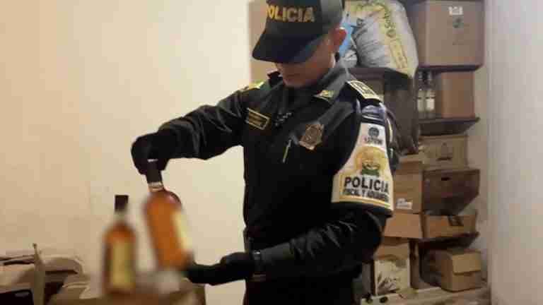 Desmantelaron banda criminal que se dedicaba a la fabricación y venta de licor adulterado en Antioquia.