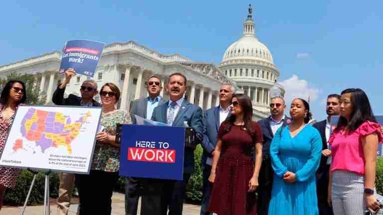 Congresistas demócratas piden a Biden otorgar permisos de trabajo a indocumentados