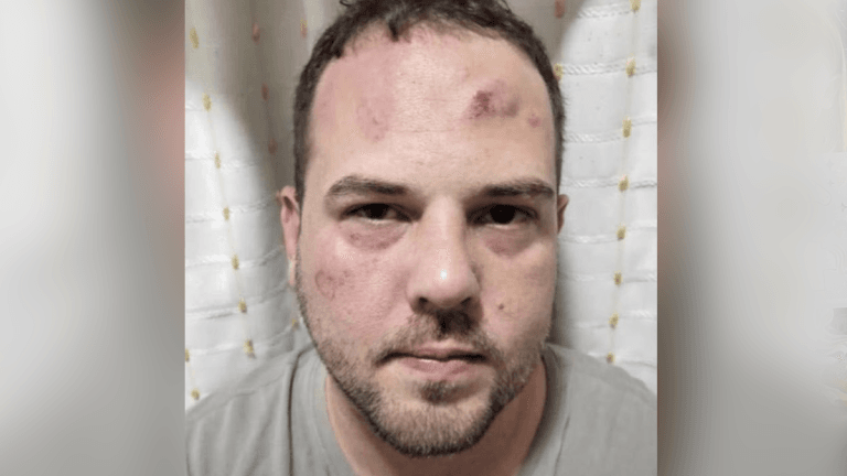 John Poulos habría sido golpeado en una cárcel en Bogotá