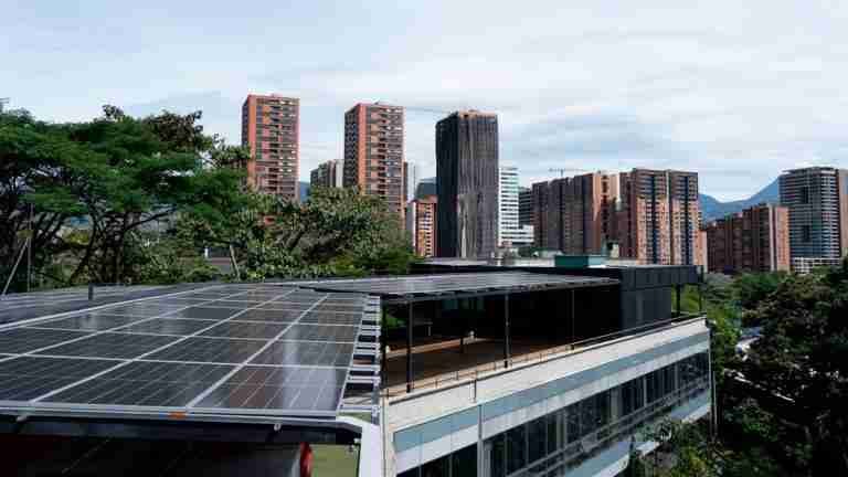 Avance hacia una Ecociudad: Telemedellín instala 224 paneles solares que generarán hasta el 30% de su energía