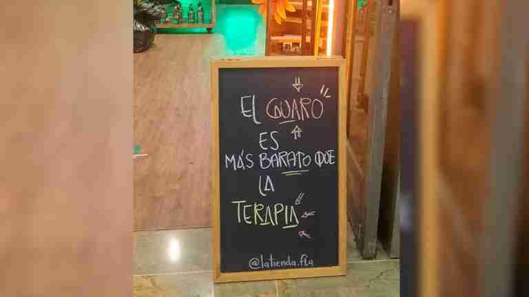“El guaro es más barato que la terapia”, polémico cartel de la FLA causó indignación en Medellín