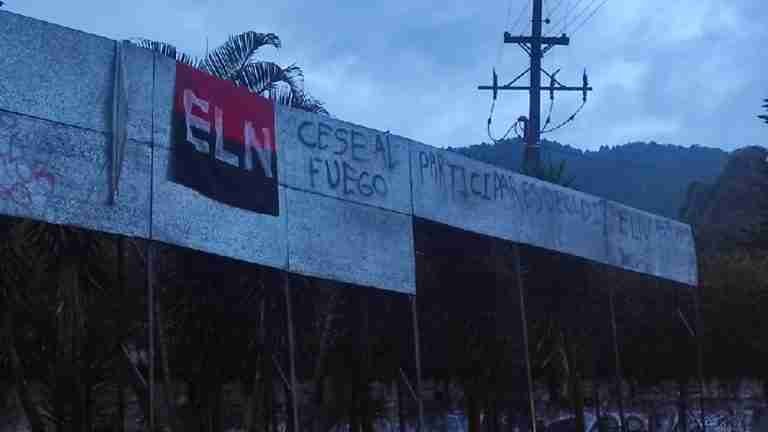 Investigan los responsables de instalar una bandera alusiva al ELN en el municipio de Caldas