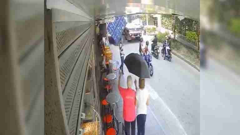 Unos motociclistas se salvaron de milagro cuando un container por poco les cae encima