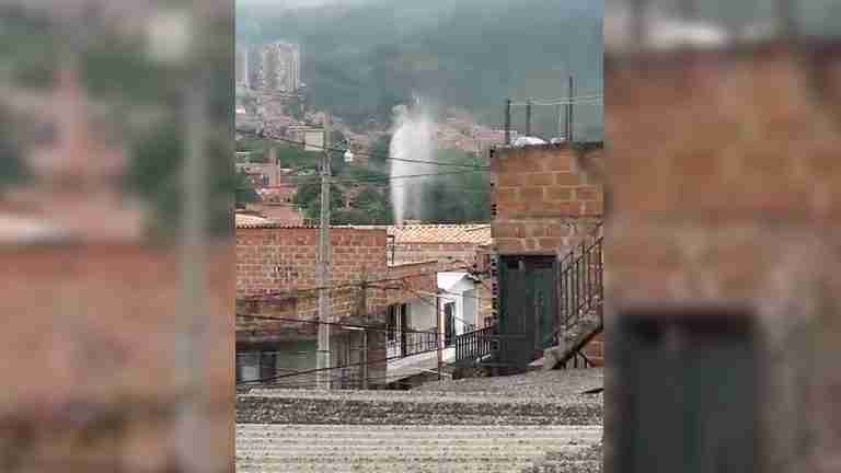 ¡Ruptura de tubo de agua en Bello genera emergencia!