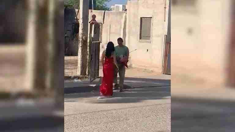 Tras graduarse de la secundaria, joven agradece a su padre obrero con inesperada visita 