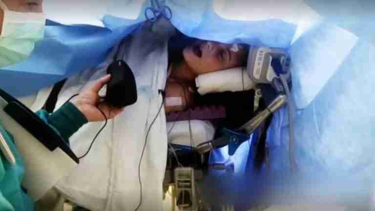 La inspiradora historia de una artista joven que canta despierta mientras la operan de un tumor Cerebral