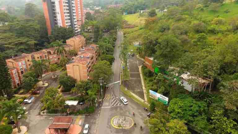 Restricción de vehículos de carga en vías de alta pendiente y calzadas reducidas en Envigado 