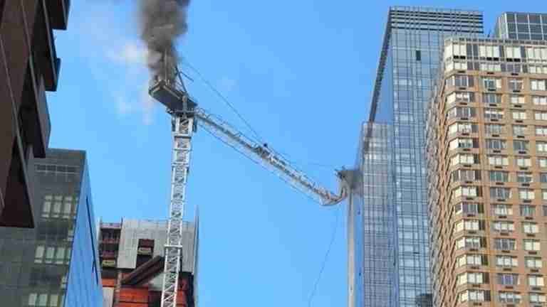 Impresionante colapso de grúa generó pánico en Nueva York