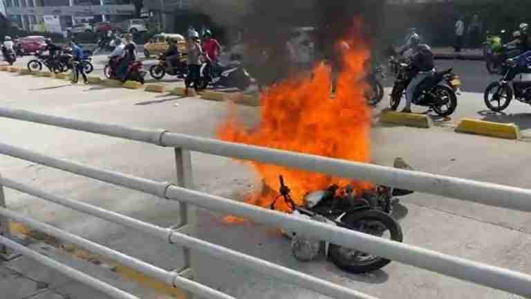 Disturbios en Bucaramanga por muerte de motociclista en confusos hechos con agentes de tránsito