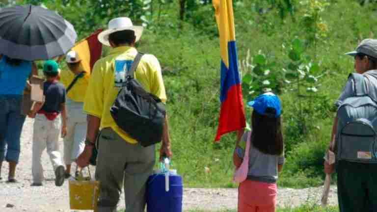 Más de 300 personas permanecen desplazadas en Segovia por enfrentamientos entre las AGC y el ELN