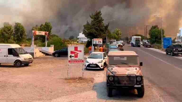 Miles de personas desplazadas por incendios en Rodas, Grecia