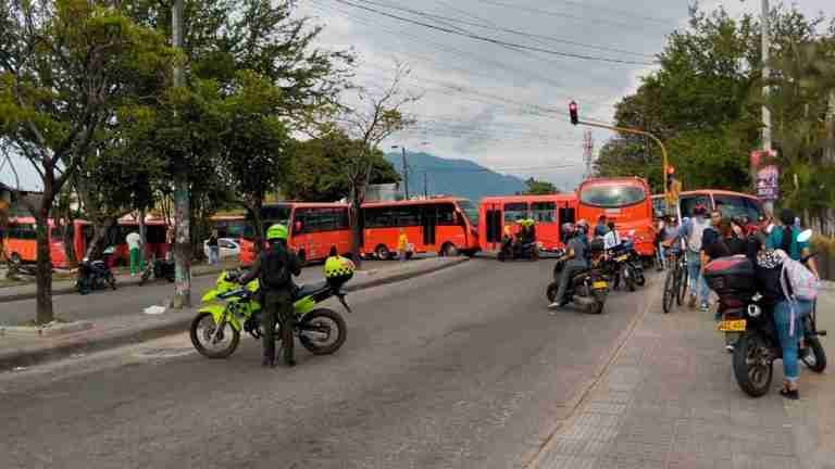 Paro de transportadores en Ibagué: conductor de bus embistió a policías