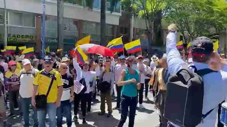 Por lo menos 5 mil personas participaron de la marcha de reservistas contra el gobierno Petro