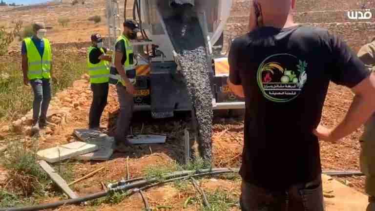 Soldados israelíes sellan con concreto pozos de agua palestinos
