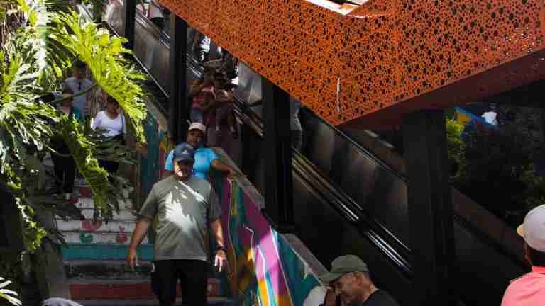 Terminan trabajos de mantenimiento en las escaleras eléctricas de la comuna 13 
