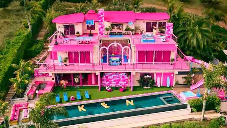 La icónica casa rosada de Barbie en Malibú ahora disponible en Airbnb
