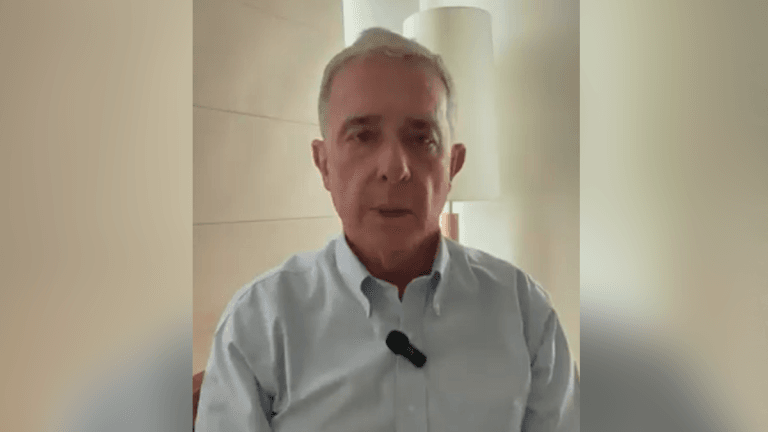 Álvaro Uribe celebra reducción de jornada laboral