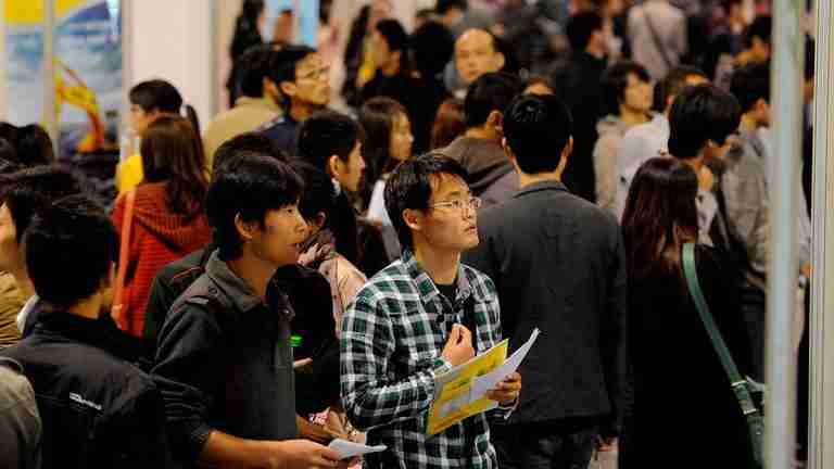 “Hijo a tiempo completo”: jóvenes chinos buscan empleo con sus padres porque no consiguen uno, o están cansados de trabajar en otros lugares 