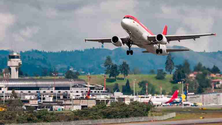 Vuelos internacionales en Colombia experimentan crecimiento del 26.6% en el primer semestre de 2023, mientras que los viajes nacionales disminuyen un 11.6%