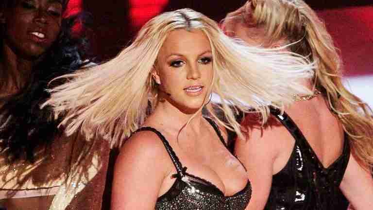 Britney Spears sorprende a sus seguidores cantando ‘Jesus Loves Me’ y ‘Amazing Grace’ mientras pasea a caballo por la playa 