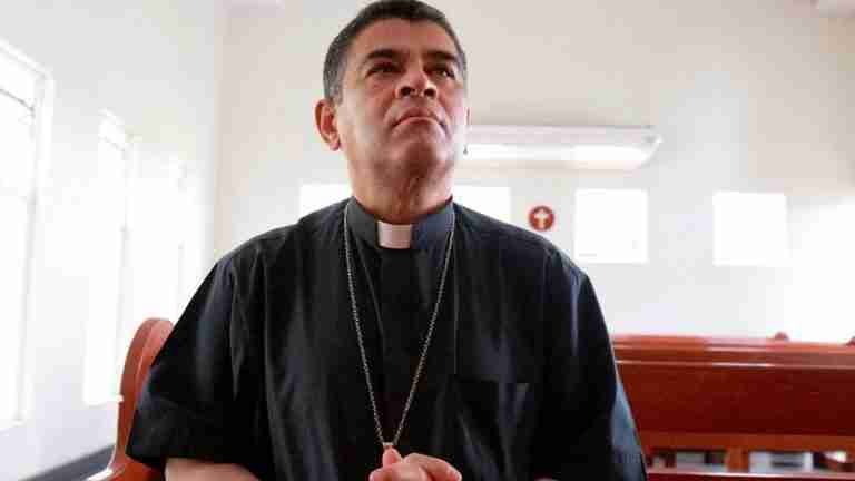 Obispo nicaragüense se niega a ser deportado por el régimen de Ortega