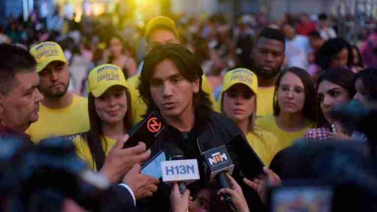 Con una multitudinaria caravana, Albert Corredor entregó 318 mil firmas ante la Registraduría
