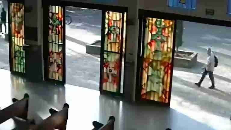 Ladrón hurta un celular y se echa la bendición en una iglesia de Bello 