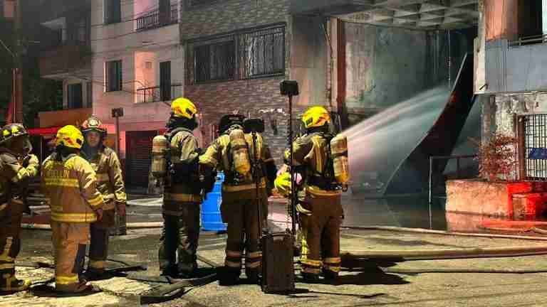 Incendio en fábrica de Caribe dejó 13 heridos, entre ellos dos bomberos
