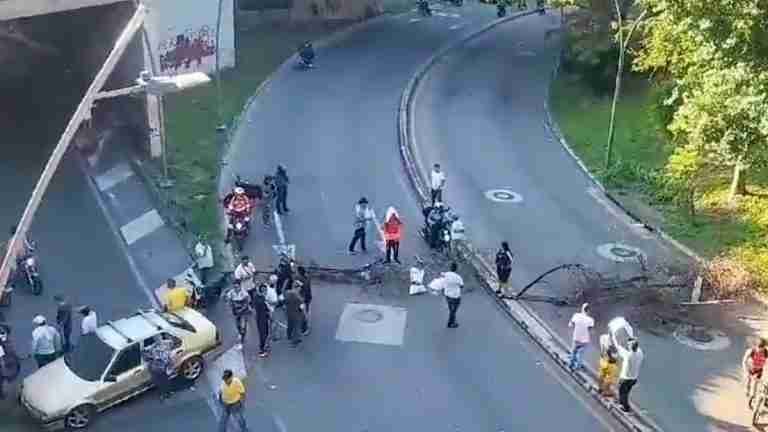 Bloqueos y caos por alza de combustibles