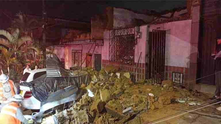 Emergencia en Enciso: Bomberos Medellín rescatan a atrapados en colapso estructural