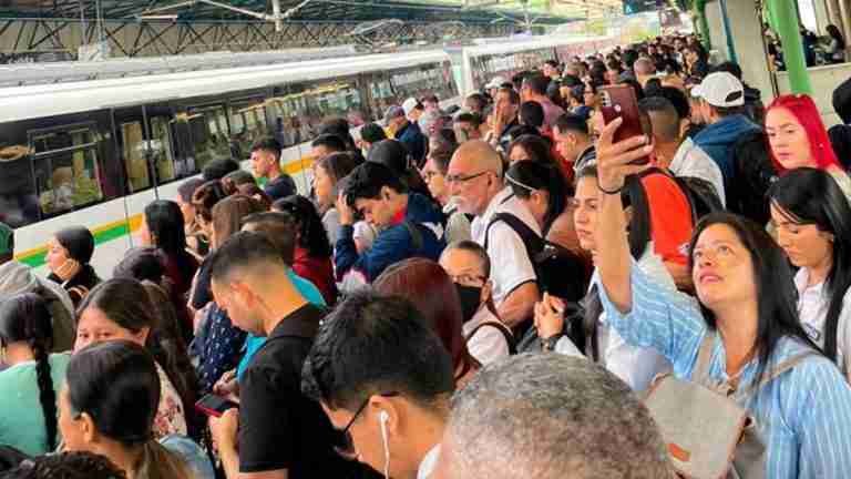 Caos en el sistema masivo de transporte por falla técnica en tren 