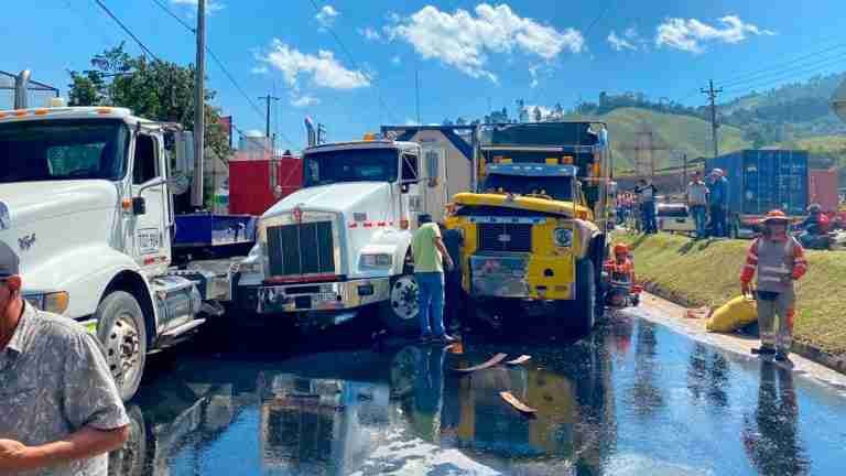 Triple choque entre vehículos de carga bloqueó la vía que comunica a Medellín con el suroeste antioqueño