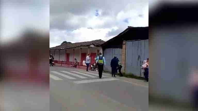 Agreden a agente de tránsito por evitar que un motociclista cruzara la vía en un evento deportivo