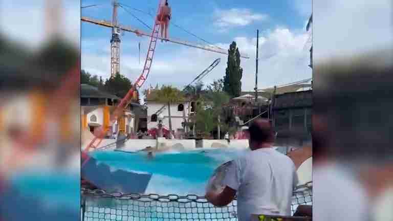 ¡Impresionante! Colapsa atracción de parque acuático con personas dentro