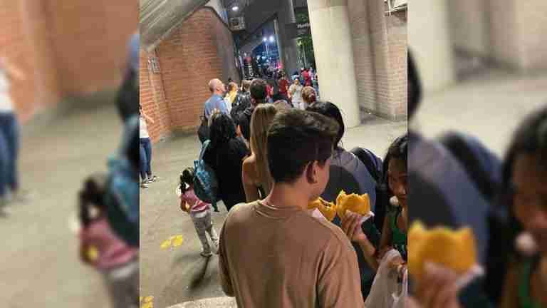 Los habitantes de Barbosa están cansados de las largas filas para coger el bus en la Estación Niquía