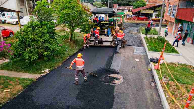 Mantenimiento vial en Medellín: más de 30.000 huecos intervenidos