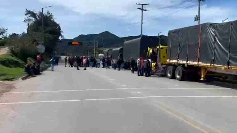 Vía al llano sigue cerrada. Ahora, por protestas