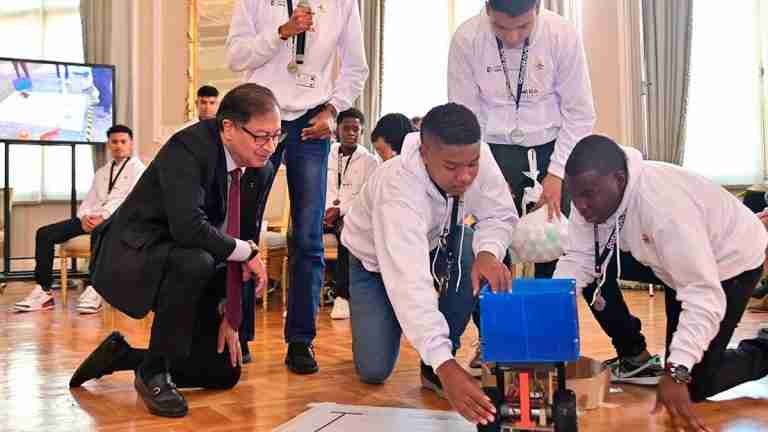 Presidente Petro se reunió con jóvenes chocoanos campeones de robótica