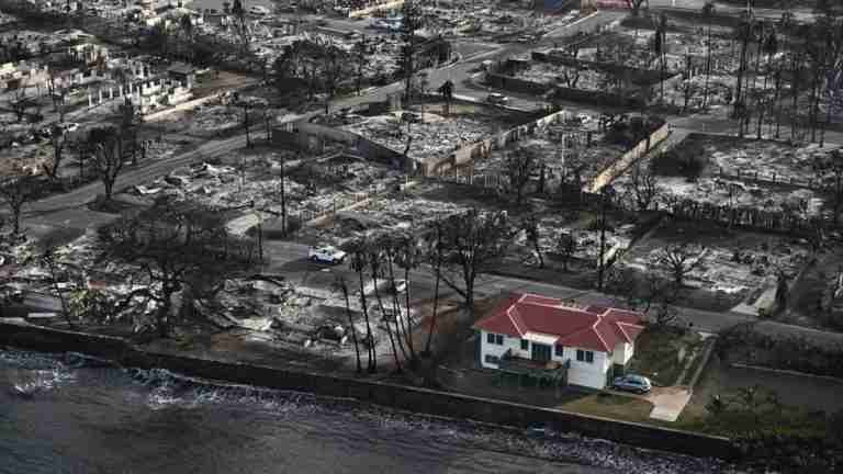 El enigma de la casa del techo rojo que desafió los incendios en Maui 
