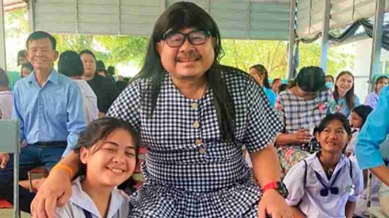 Papá se viste de mujer para celebrar el Día de la Madre en el colegio de su hija