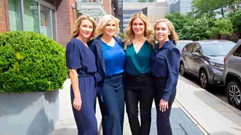 Tras dolor abdominal, mujer descubre que tiene tres hermanas  