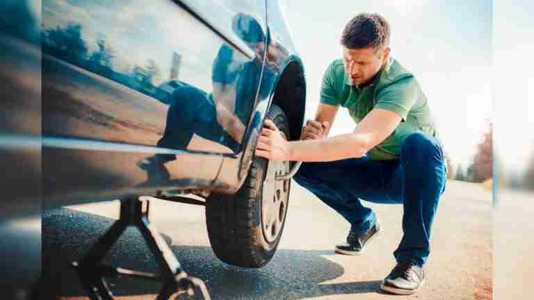 ¿Cómo identificar un carro cuando tiene la llanta pinchada? 