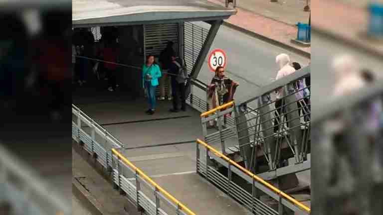 Hombre eleva una cometa en estación de TransMilenio y así reaccionan los internautas