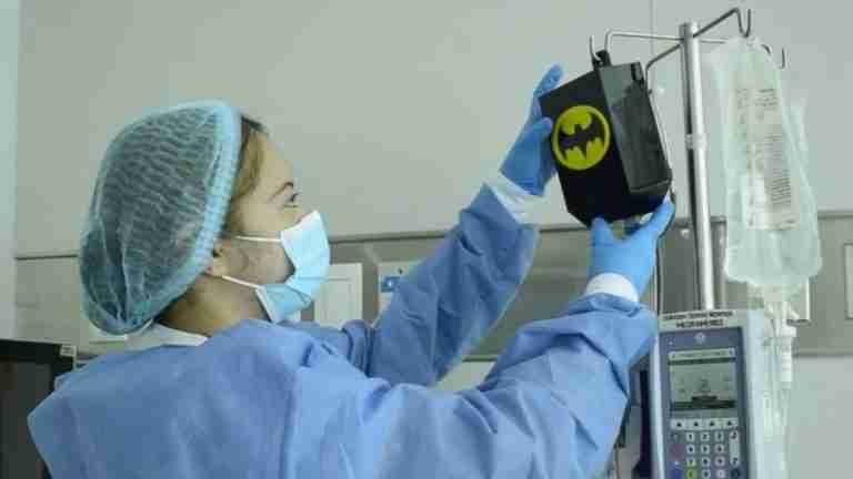 Cajas de superhéroes revolucionan la experiencia de quimioterapia para niños  