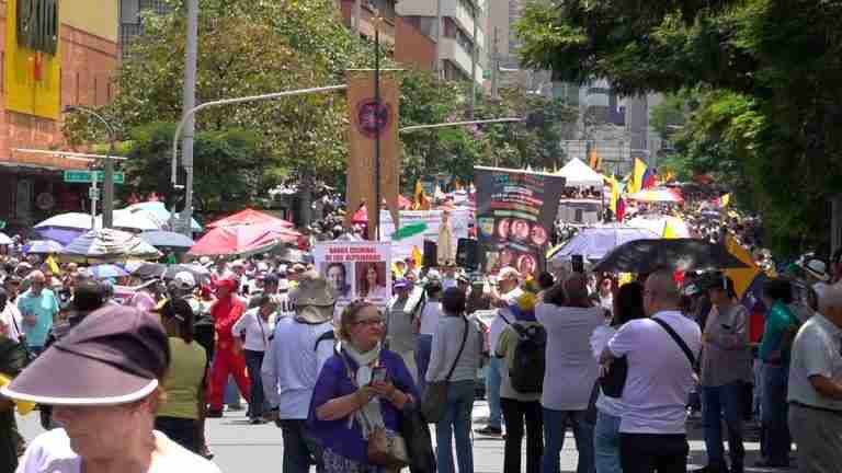 Miles de ciudadanos salieron a protestar contra el gobierno de Petro 