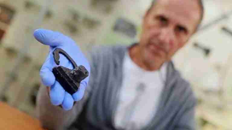 El misterioso enigma del niño enterrado con candados y sus pies atados intriga a Polonia