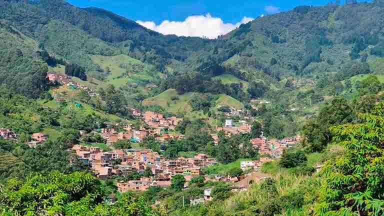 Emergencia en Altavista: Bomberos Medellín trata de extinguir incendio de cobertura vegetal