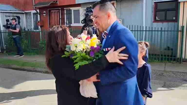 Hombre secuestrado vuelve a abrazar a su madre