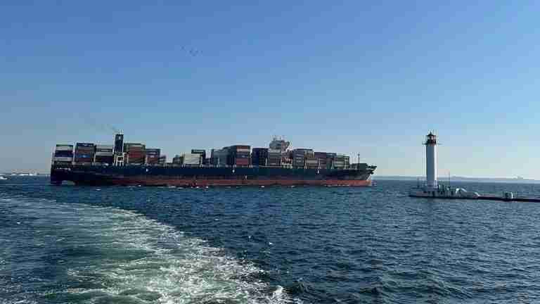 Nuevo carguero de granos logró salir de Ucrania y evitó ataques de Rusia