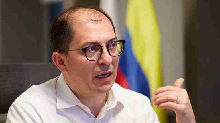 Francisco Barbosa estaría evaluando salir del país por probable atentado en su contra